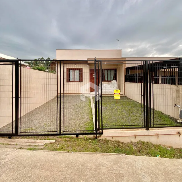 Fachada de uma residência com cerca e quintal em Lajeado, Brasil.