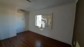 Sala de estar com piso de madeira e janela.