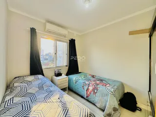 Quarto com cama e janela em um imóvel.
