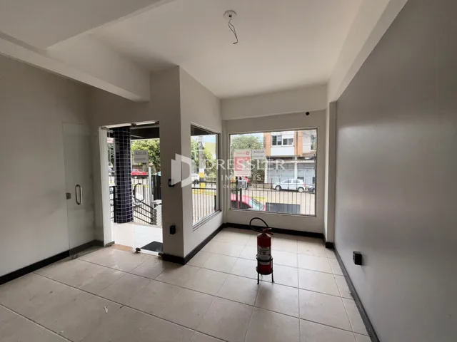 Hall de entrada com piso de cerâmica.