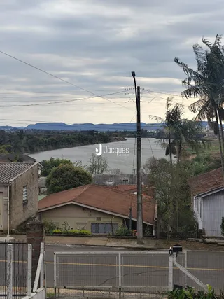 Vista da paisagem com rio e vegetação ao redor da propriedade em Lajeado.