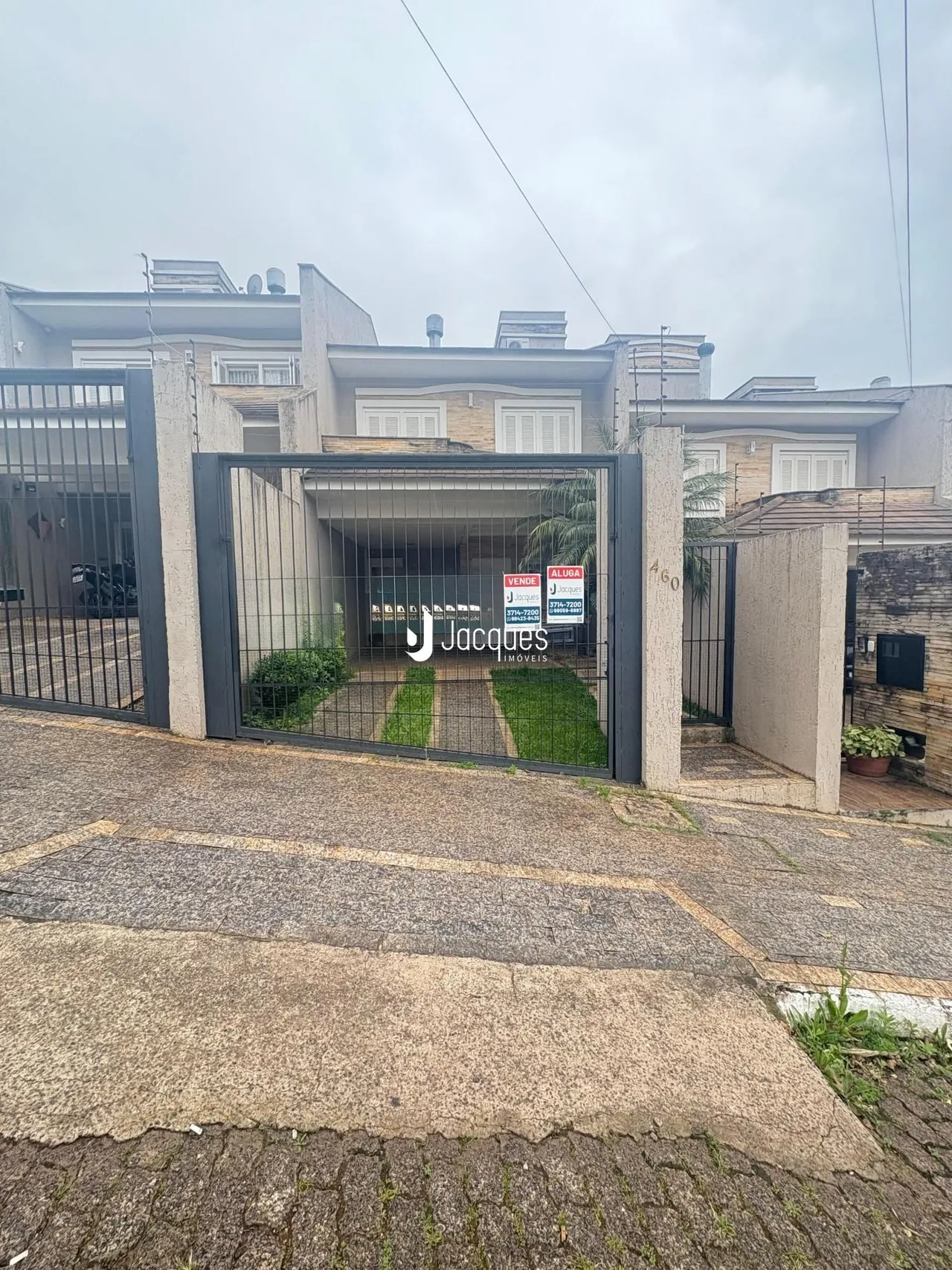Fachada de uma residência com portão de ferro na Lajeado, Brasil.