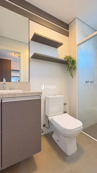 Foto de um banheiro moderno com vaso sanitário e bancada.
