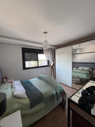 Quarto com cama e janela em uma residência no Brasil.