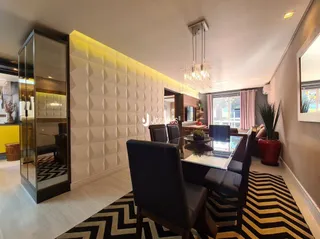 Sala de estar com decoração moderna e parede texturizada.