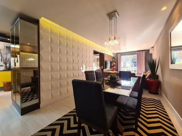 Sala de estar com decoração moderna e parede texturizada.