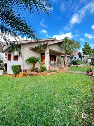 Fachada de uma casa em Lajeado, Brasil com jardim verde.