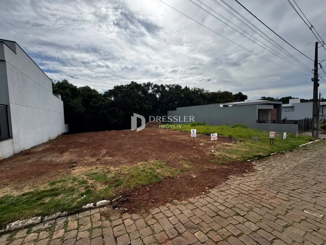 Vista externa de um terreno com grama e área pavimentada em Lajeado.