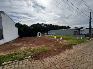 Vista externa de um terreno com grama e área pavimentada em Lajeado.