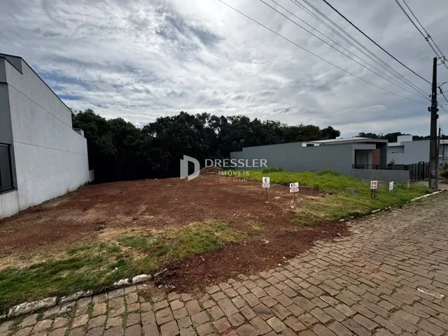 Vista externa de um terreno com grama e área pavimentada em Lajeado.