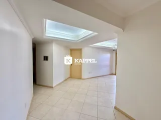 Hall de entrada com piso de cerâmica e teto de gesso.