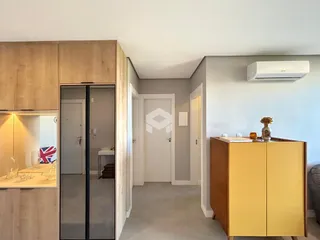 Hall de entrada com armários e móveis na área interna da residência.