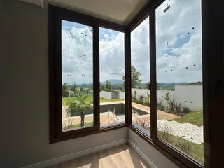 Vista da paisagem externa de Lajeado através das grandes janelas.
