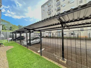 Vista externa de uma propriedade com cerca e paisagismo em Lajeado.