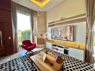 Sala de estar com grande janela e decoração moderna em Lajeado.