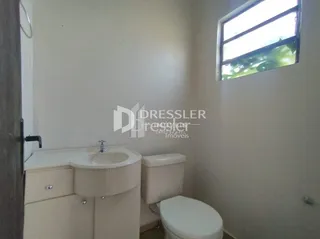 Foto de um banheiro interno com pia e vaso sanitário.
