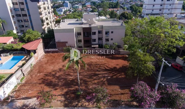 Vista aérea de uma propriedade em Lajeado, Brasil, mostrando o entorno e o telhado.