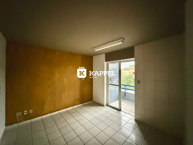 Ambiente interno com piso de cerâmica e parede amarela, com acesso a uma área externa.