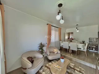 Sala de estar com dois poltronas e uma mesa de centro em um imóvel no Brasil.