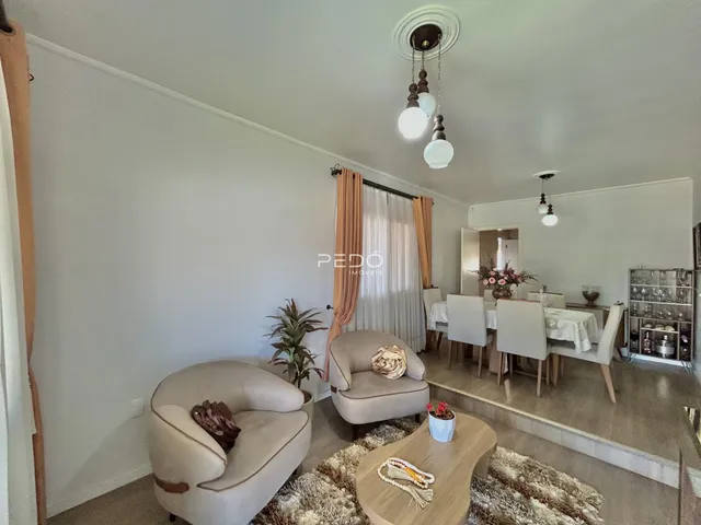 Sala de estar com dois poltronas e uma mesa de centro em um imóvel no Brasil.