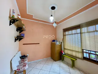 Interior de uma sala com paredes cor de salmão e piso de cerâmica.