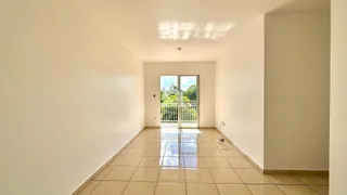 Corredor com piso de cerâmica e portas de vidro para o exterior.