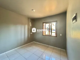 Sala de estar com piso de cerâmica e janela de madeira.