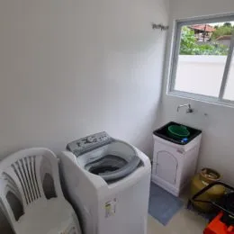 Foto de um banheiro com um vaso sanitário branco.
