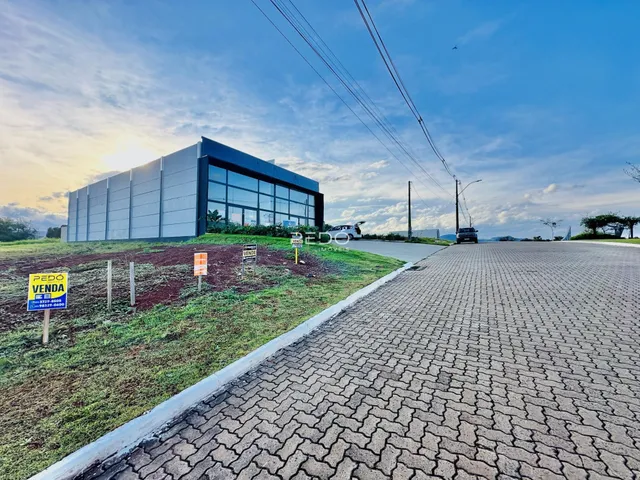 Vista externa de um prédio comercial em Lajeado, Brasil, com área gramada e estrada.