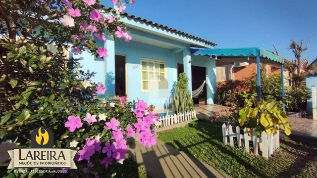 Fachada de uma residência em Lajeado, Brasil, com jardim frontal.
