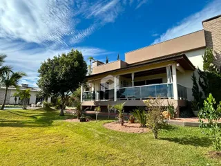 Fachada de residência em Lajeado com jardim bem cuidado.