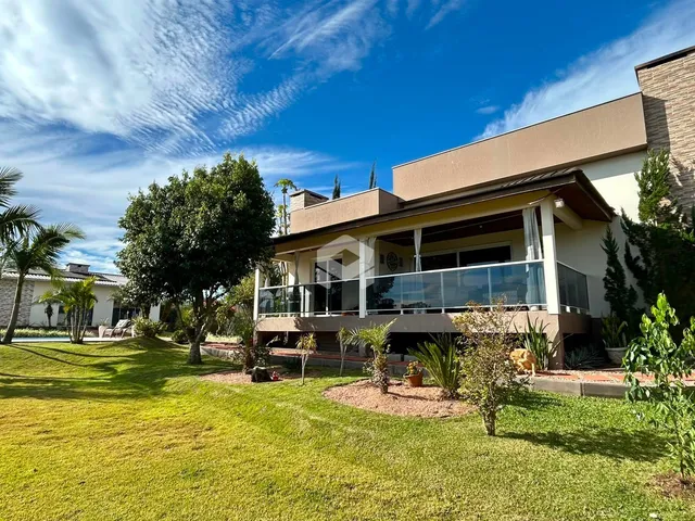 Fachada de residência em Lajeado com jardim bem cuidado.
