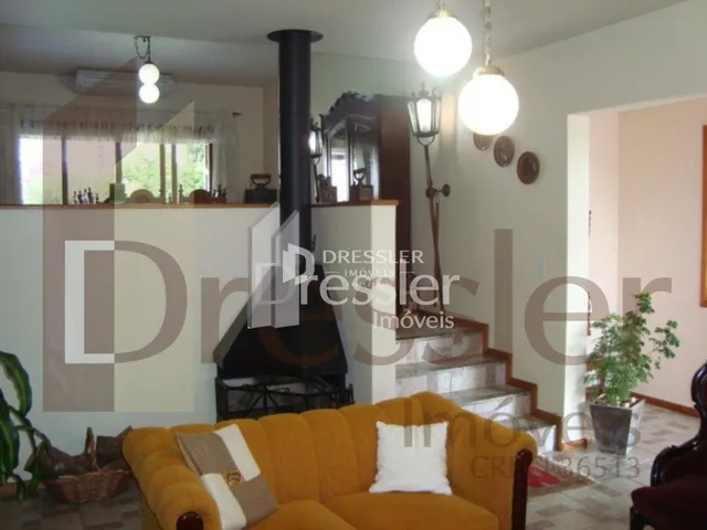 Sala de estar com chaminé preta e decoração de madeira.