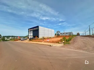 Fachada de um prédio comercial em Lajeado, Brasil, ao lado de uma estrada.
