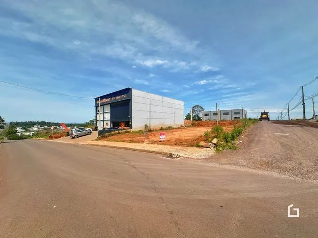 Fachada de um prédio comercial em Lajeado, Brasil, ao lado de uma estrada.