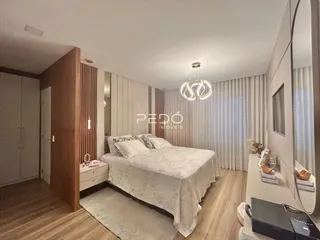 Quarto com cama e painéis de madeira em um imóvel no Brasil.