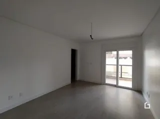 Foto de um cômodo interno vazio com paredes brancas.