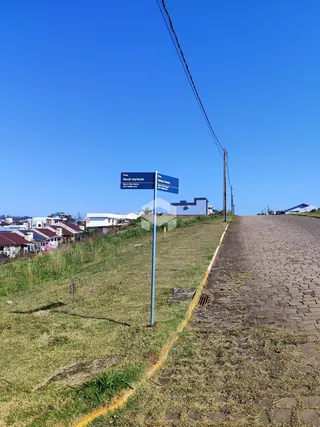 Vista da rua com placas de endereço em Lajeado, Brasil.