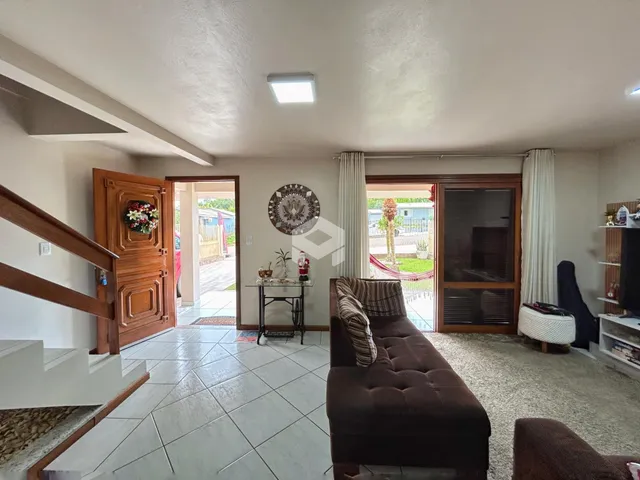 Sala de estar com piso de cerâmica e portas de madeira.