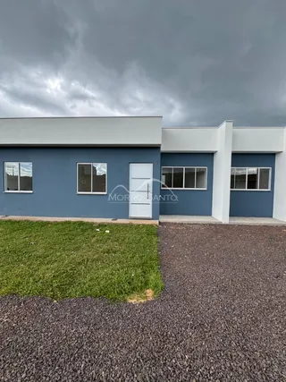 Fachada externa de uma residência com revestimento azul escura em Lajeado.