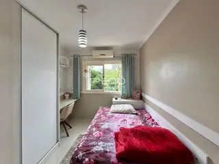 Quarto interno com janela e armário branco.