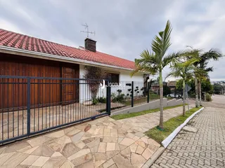 Fachada de uma casa em Lajeado, Brasil com cerca e entrada.