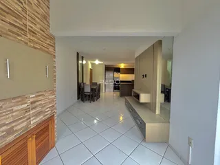 Hall de entrada com piso de cerâmica branca que se estende pela área.