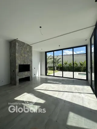 Sala de estar com grandes portas de vidro que dão para o exterior.