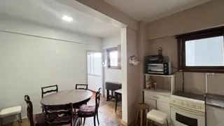 Vista de uma sala de jantar com mesa e cadeiras em um imóvel no Brasil.