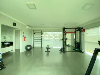 Imagem de uma área interna ampla com piso de cerâmica.