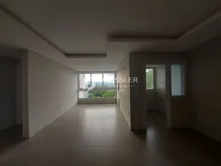 Corredor interno de uma residência com piso claro e paredes brancas.
