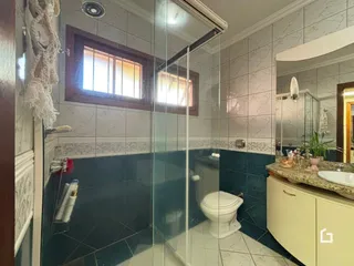 Foto do interior de um banheiro com revestimento de azulejos.
