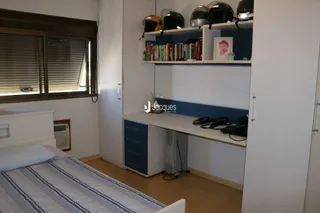 Quarto com cama e janela em um imóvel.