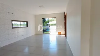 Interior de uma sala com piso de cerâmica e paredes brancas.